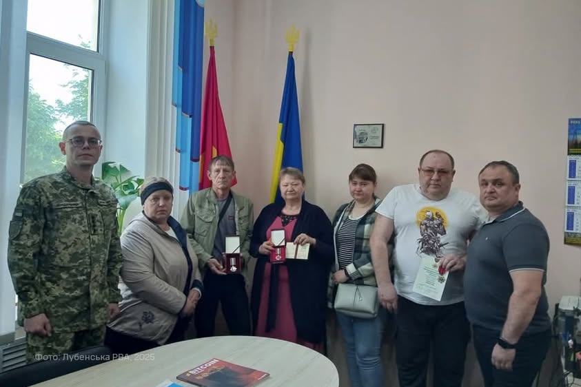 Детальніше про статтю Загинули, але стали прикладом для живих – на Полтавщині родинам полеглих воїнів передали державні нагороди