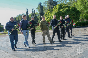 Детальніше про статтю Вшанували пам’ять українців, що загинули у Другій світовій війні – начальник Полтавського обласного ТЦК та СП взяв участь у покладанні квітів